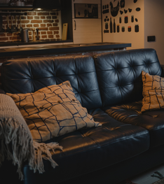 Glänzende Couch dank der CREVIVE Sofa-Lederpflege