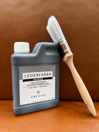 Schwarze Lederfarbe von CREVIVE neben einem Pinsel